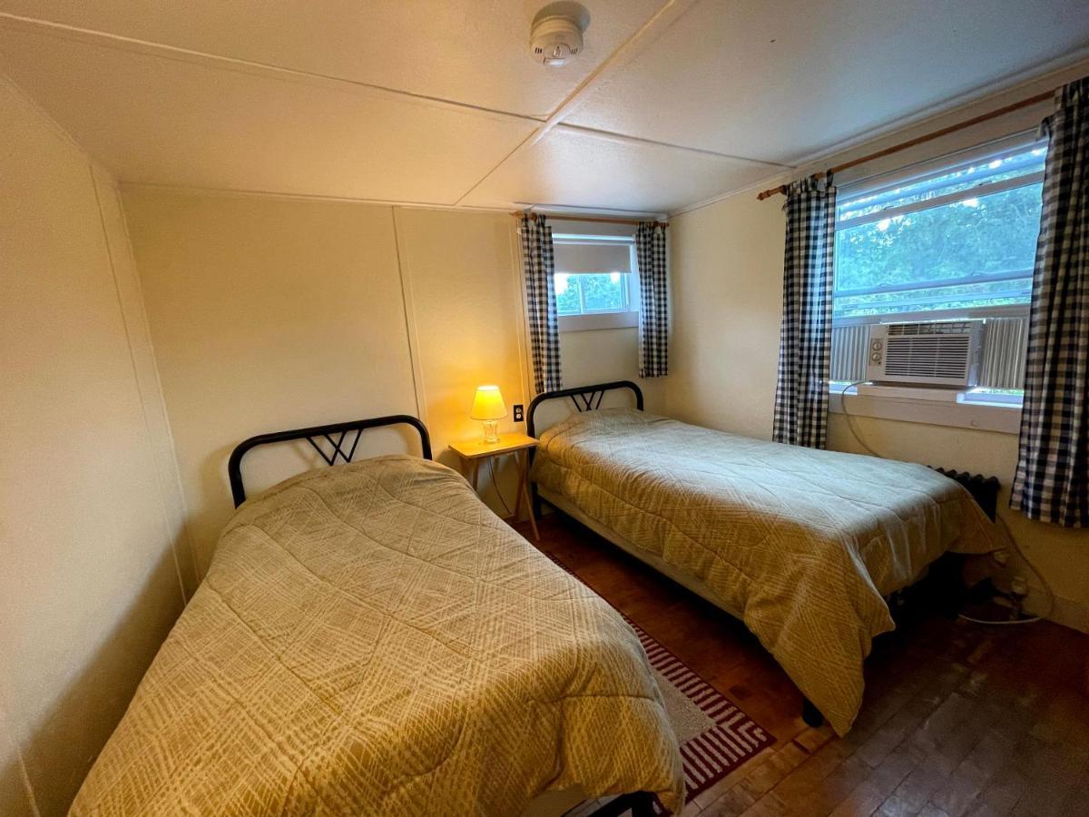 The Riverside Motel 2*